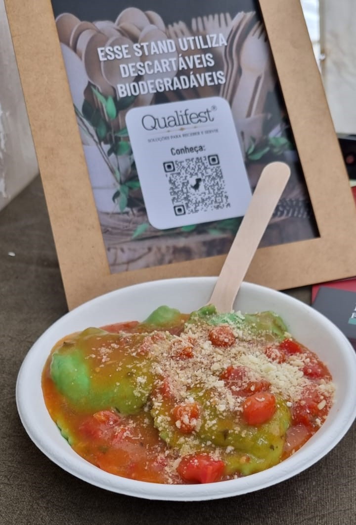 Bowl em bagaço de cana e talher em madeira da Qualifest.